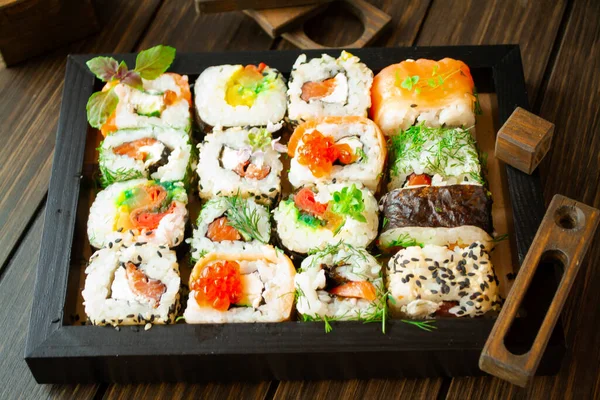 フードアート 茶色い四角形の店内には色鮮やかなお寿司が並びます 高級レストラン — ストック写真