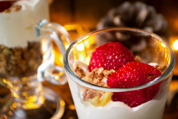 Gesundes Dessert Mit Sahne Müsli Und Frischen Erdbeeren Urlaub — Stockfoto