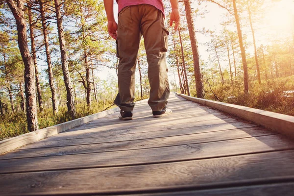 Homem Caminhando Passarela Madeira Natureza Fechar Pés Humanos Sapatos — Fotografia de Stock
