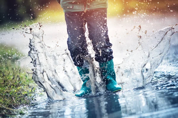 Bambino Che Cammina Wellies Pozzanghera Tempo Piovoso Ragazzo Sotto Pioggia — Foto Stock