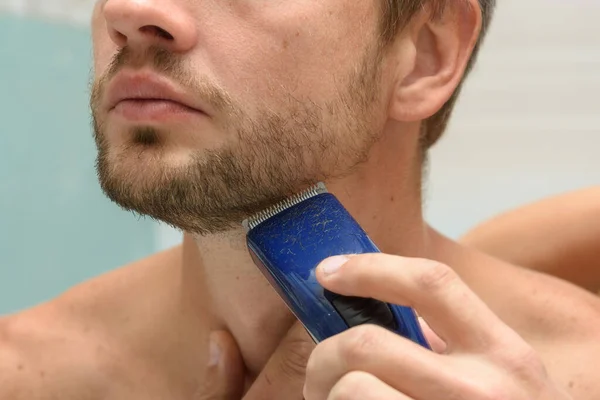 Adamın Biri Yüzüne Saç Makasıyla Sakal Kesiyor Yakın Plan — Stok fotoğraf