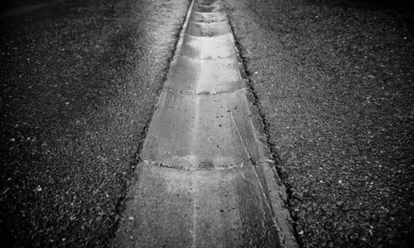 Route Asphaltée Avec Beaucoup Noir Blanc — Photo