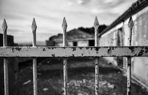 Cerca Com Arame Farpado Portão Metal Enferrujado — Fotografia de Stock