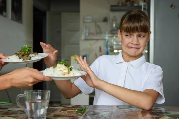 Das Mädchen Esstisch Lehnt Das Angebotene Essen — Stockfoto