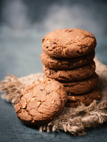 Kekse Mit Haselnüssen Und Schokolade Dunkle Süßigkeiten Leerer Kopierraum Für — Stockfoto