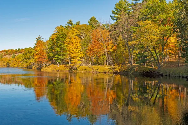 Reflexiones Otoño Sobre Río Tranquilo Río Menominee Michigan —  Fotos de Stock