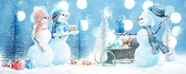 Glücklicher Schneemann Steht Winterlicher Weihnachtslandschaft — Stockfoto