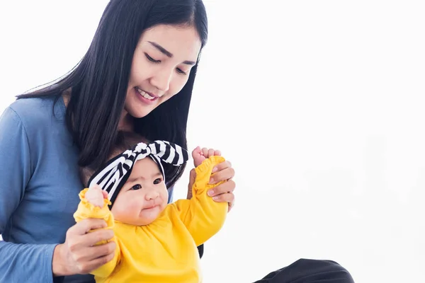 美しい若いアジアの母親の肖像は 自宅で彼の新生児の赤ちゃんと一緒に遊んで笑顔 親のお母さんと小さな子供がベッドルームでリラックスし 家族は一緒に楽しんでいます — ストック写真