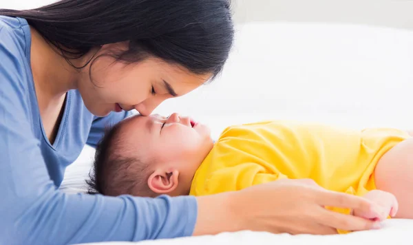 Porträt Der Schönen Jungen Asiatischen Mutter Küsst Ihr Neugeborenes Einem — Stockfoto