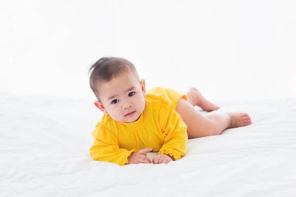 Porträtt Vackra Unga Asiatiska Nyfödda Barn Benägna Sängen Hemma Happy — Stockfoto