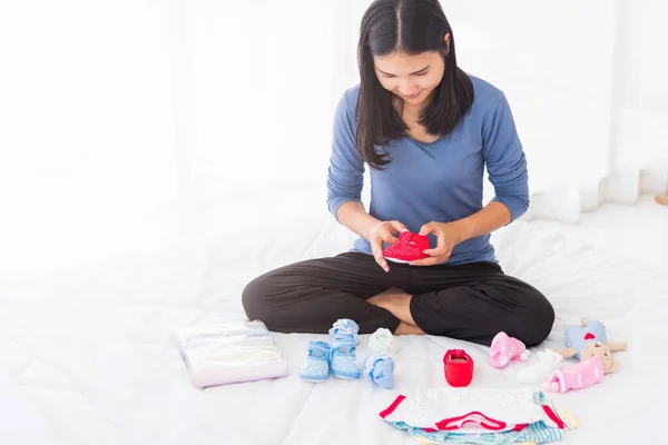 Asiatisk Mamma Förbereder Baby Kläder Vilar Och Koppla Sängen Hon — Stockfoto