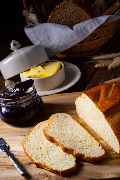 自家製パンにバターと蜂蜜 — ストック写真