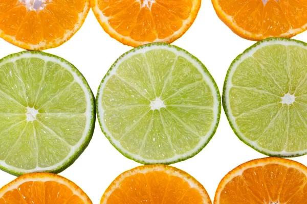 Ovocné Plátky Mandarinky Zelené Vápno Izolované Bílém Pozadí Zblízka — Stock fotografie
