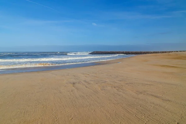 Piękna Plaża Białymi Wydmami Brzegu Morza — Zdjęcie stockowe