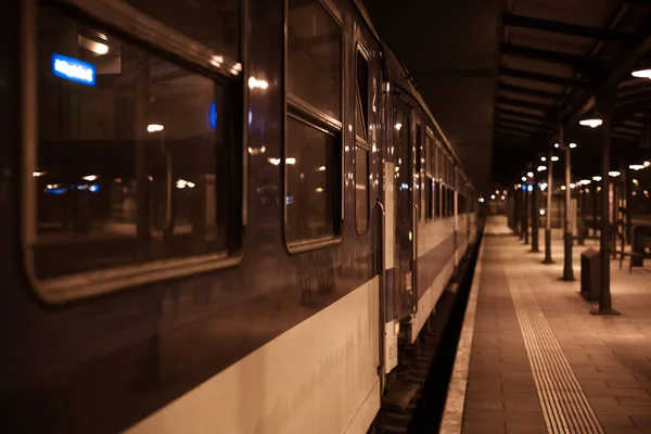 夜间停放在车站的火车 — 图库照片