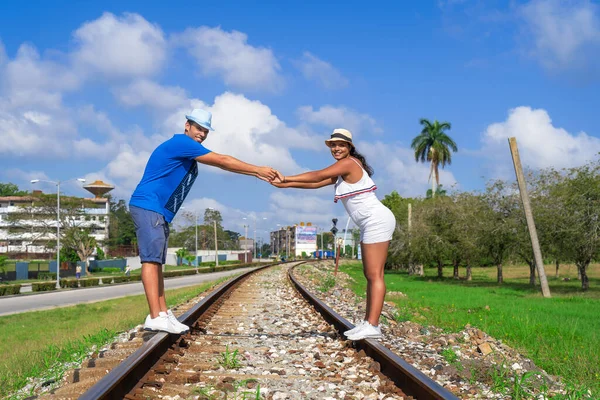 Par Jóvenes Con Sombrero Sostenido Por Sus Manos Parados Rieles — Foto de Stock