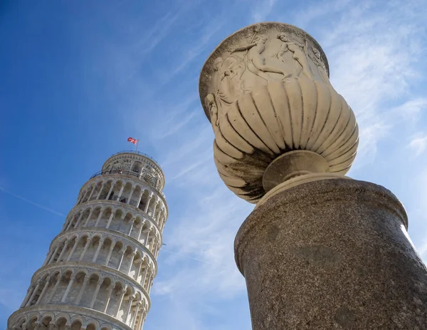 Planda Büyük Taş Vazo Olan Eğik Pisa Kulesi — Stok fotoğraf