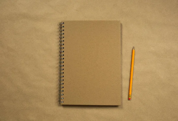 Caderno Marrom Lápis Clássico Sobre Papel Liso Marrom Textura Fundo — Fotografia de Stock