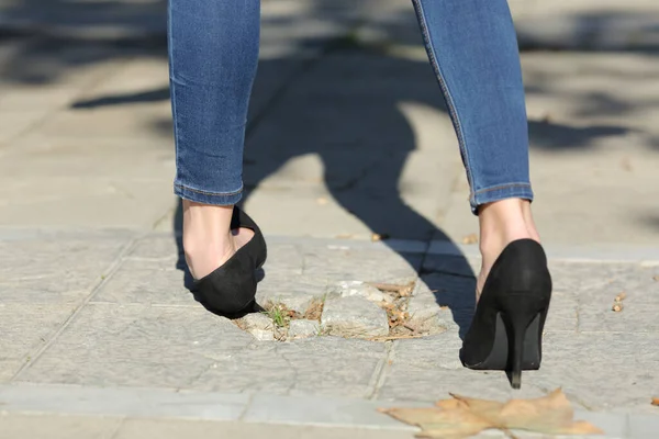 Voltar Vista Retrato Uma Mulher Pernas Andando Torção Tornozelo Tropeçando — Fotografia de Stock