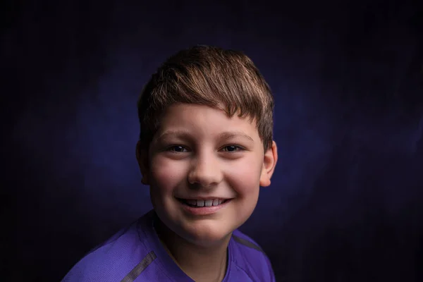 Retrato Facial Adolescente Alegre Com Cabelo Castanho Claro Franja Vestindo — Fotografia de Stock