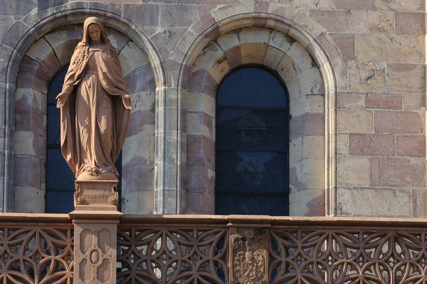 Figura Della Vergine Maria All Ingresso Della Cattedrale Friburgo Piazza — Foto Stock