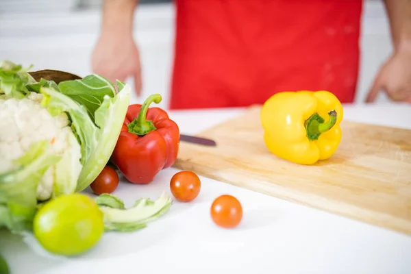 Bolsa Papel Verduras Sobre Mesa Blanca Tabla Cortar Madera Hombre — Foto de Stock