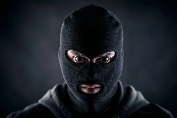 マスクと黒いフードの泥棒 — ストック写真