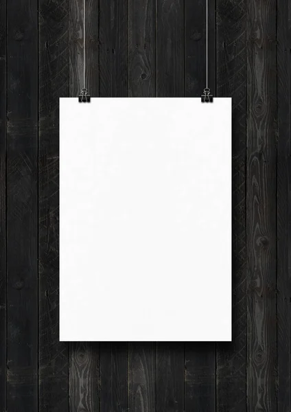 Bílý Plakát Visící Černé Dřevěné Stěně Klipy Prázdná Makléřská Šablona — Stock fotografie