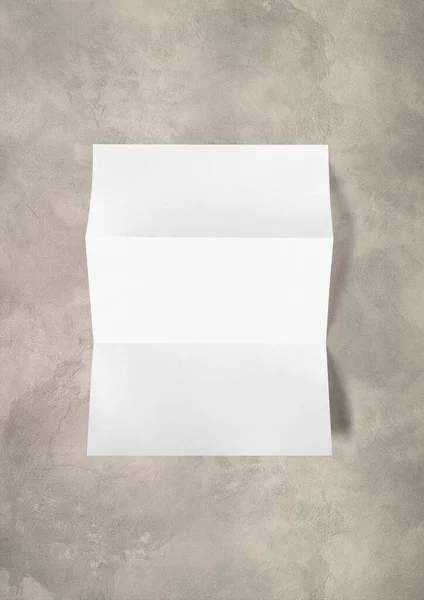 Κενό Διπλωμένο Λευκό Χαρτί Πρότυπο Mockup Φύλλο Απομονωμένο Σκυρόδεμα Φόντο — Φωτογραφία Αρχείου