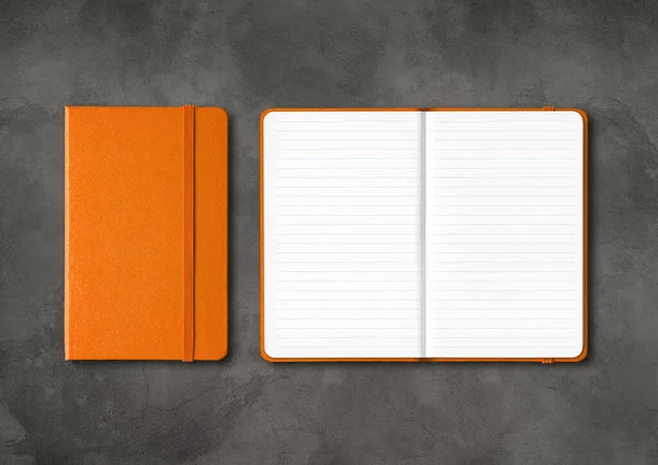 Cuadernos Naranjas Cerradas Abiertas Forradas Maqueta Aislada Sobre Fondo Hormigón —  Fotos de Stock