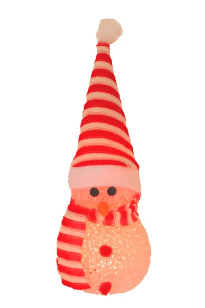 クリスマスの装飾は孤立した 赤い白い縞模様の帽子と白い背景に隔離されたスカーフを持つ黄色の照明付きの幸せなかわいい冬の雪だるまのクローズアップ マクロ写真 — ストック写真