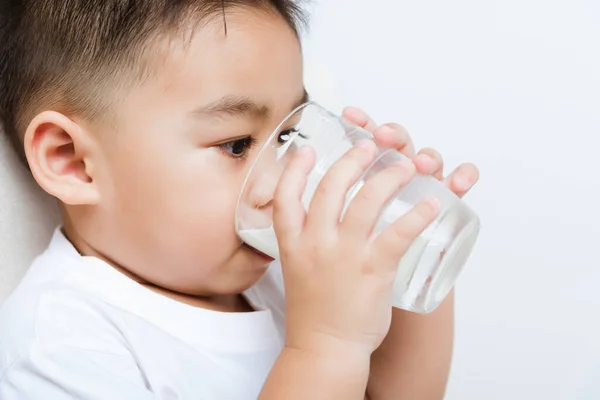 Großaufnahme Des Glücklichen Asiatischen Kleinen Süßen Jungen Hand Hält Milchglas — Stockfoto