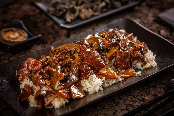 Carne Com Shiitake Bambu Molho Castanho Picante Servido Com Arroz — Fotografia de Stock