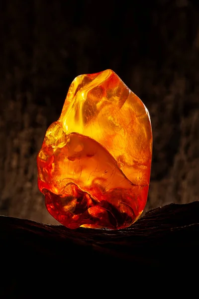 Een Stuk Geel Semi Ondoorzichtig Natuurlijk Amber Classificatiekleur Bastaard Heeft — Stockfoto