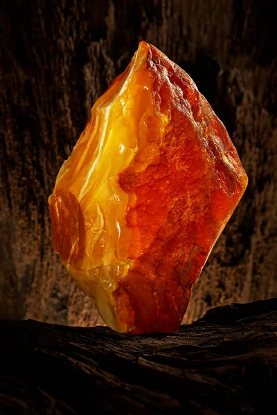 Een Stuk Geel Semi Ondoorzichtig Natuurlijk Amber Classificatiekleur Bastaard Heeft — Stockfoto