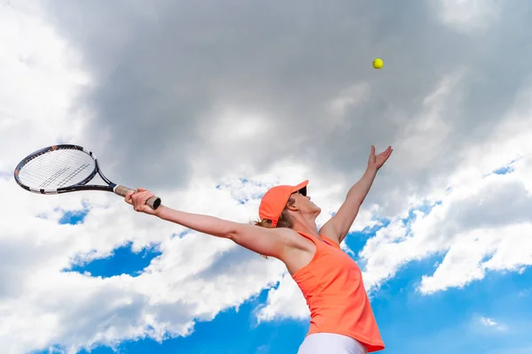 Tenis Servido Por Una Joven Cancha —  Fotos de Stock