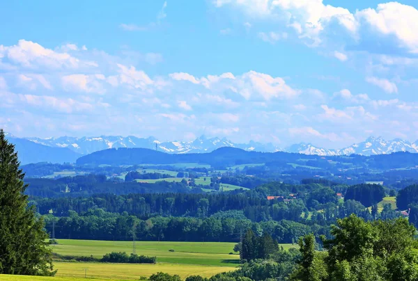 Schöne Landschaft Mit Bergen Und Blauem Himmel — Stockfoto