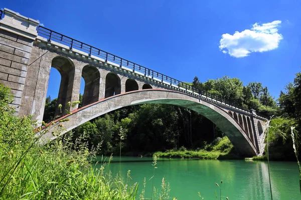 Γέφυρα Πάνω Από Ποτάμι Στην Πόλη Της Κατάστασης Από Τις — Φωτογραφία Αρχείου