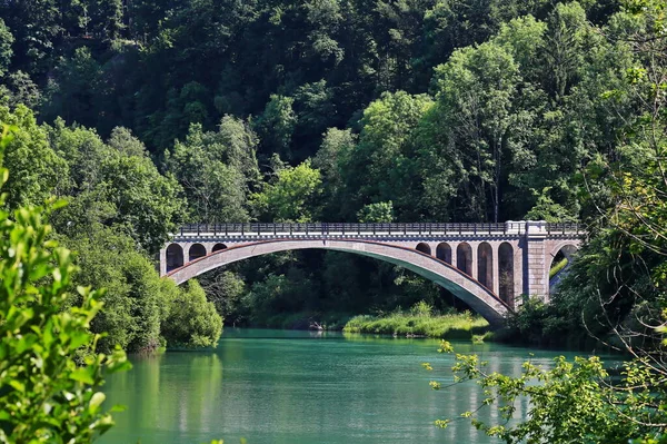 最も美しい景観の首都の川に架かる橋です — ストック写真