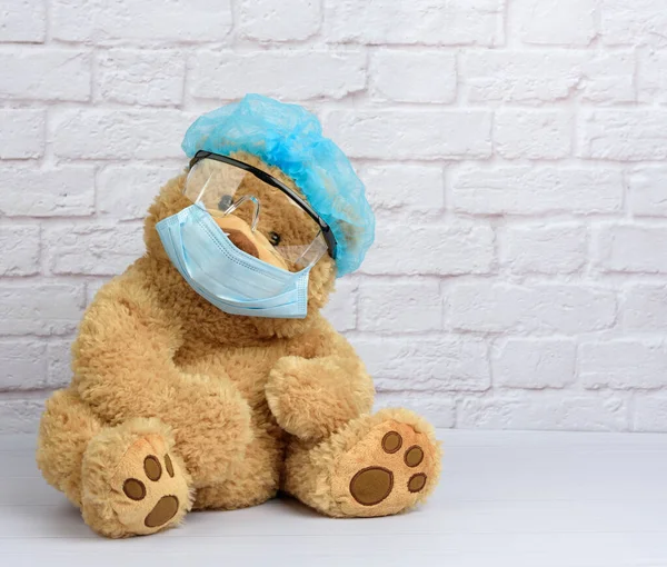 Brauner Teddybär Sitzt Einer Schützenden Plastikbrille Einer Medizinischen Einmalmaske Und — Stockfoto