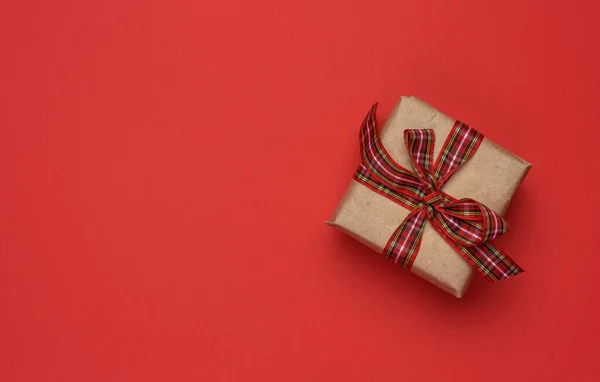 Caja Cuadrada Con Regalo Envuelto Papel Marrón Atado Con Una — Foto de Stock