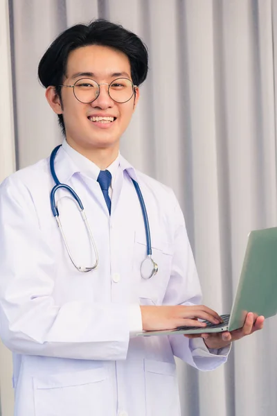 Portret Azjaty Młodego Przystojnego Lekarza Ubranego Sukienkę Lekarską Stetoskop Uśmiechnięty — Zdjęcie stockowe