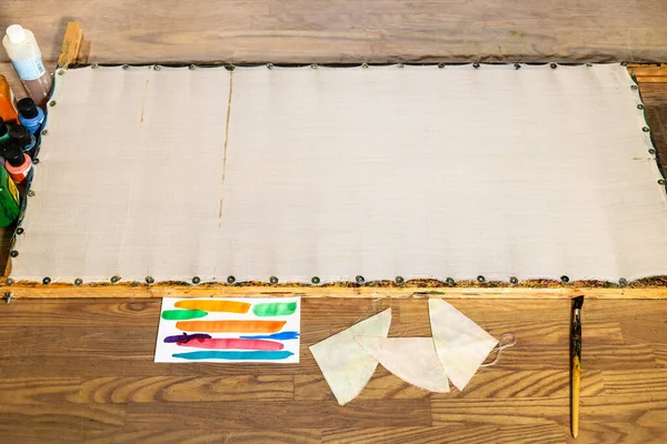 Λευκό Ύφασμα Συνδεδεμένο Ξύλινο Πλαίσιο Στο Τραπέζι Στο Σπίτι Προετοιμασμένο — Φωτογραφία Αρχείου