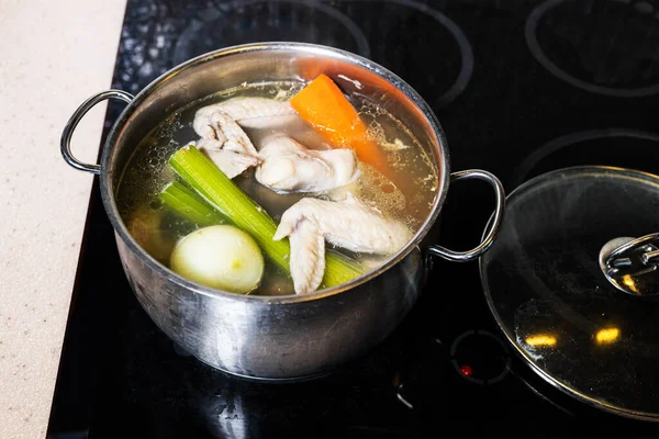 Acima Vista Caldo Asas Frango Fervida Stewpot Aço Fogão Cozinha — Fotografia de Stock