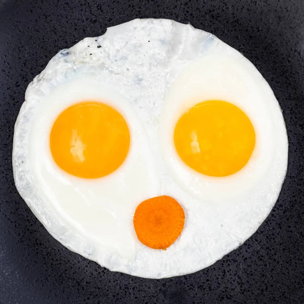 Yağda Yumurta Siyah Tabakta Bir Dilim Havuç Yakın Plan Yağda — Stok fotoğraf