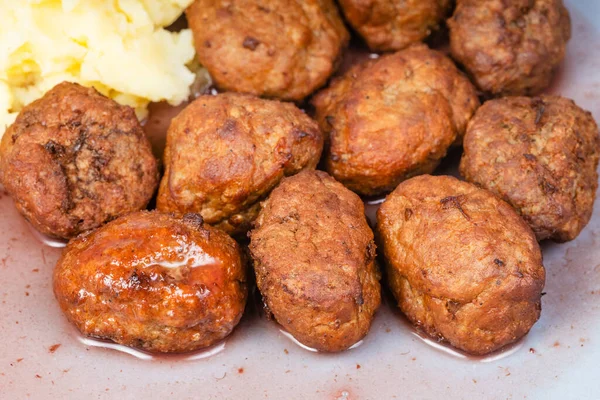 Cozido Almôndegas Suecas Com Molho Mirtilo Purê Batatas Placa Azul — Fotografia de Stock