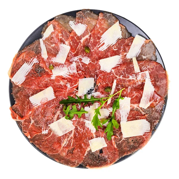 Parmesan Arugula和Capers装饰的Carpaccio 薄片生牛肉片 部分的顶部视图 白色背景隔离在黑盘上 — 图库照片