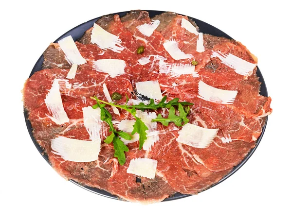 Parmesan Arugula和Capers装饰的Carpaccio 薄片生牛肉片 的一部分 用白色背景隔离的黑色盘子隔开 — 图库照片