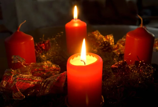 Χριστουγεννιάτικα Κεριά Και Κεριά Σκούρο Φόντο — Φωτογραφία Αρχείου