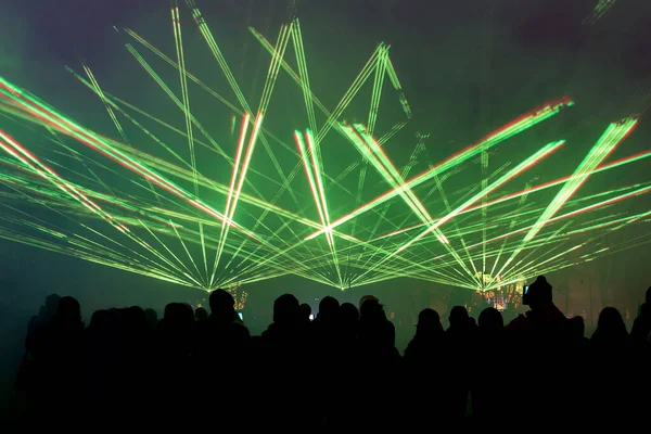 Красочное Лазерное Шоу Ночью Аудиторией — стоковое фото